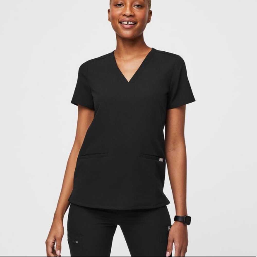 FIGS Casma Scrub Top. Black.